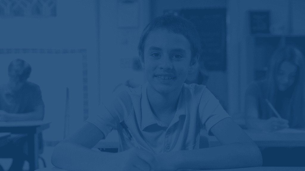 foto de estudiante con capa azul