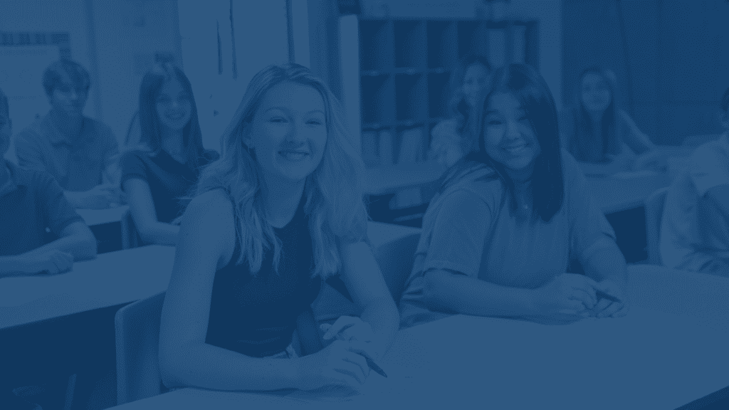 foto de estudiantes con capa azul